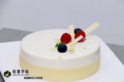 學(xué)西點蛋糕好找工作嗎？今天佛山展翅烘焙學(xué)校來告訴你！