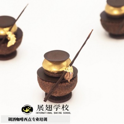 烘焙新手做淋面蛋糕老失??？展翅烘焙培訓(xùn)告訴你原因！