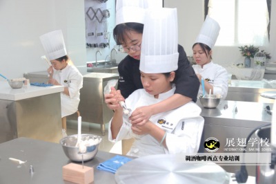 低學(xué)歷女生適合做什么職業(yè)呢？烘焙培訓(xùn)